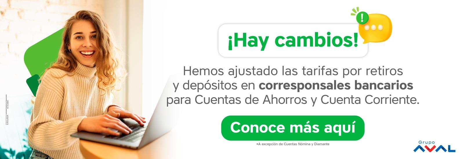 Mujer joven sonriente con laptop consultando las tarifas