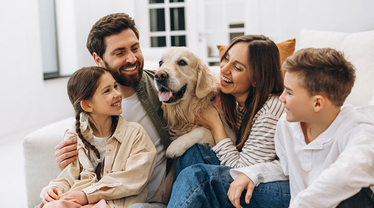Familia feliz abrazando a su perro