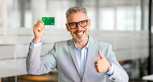 Un empresario con la tarjeta de crédito empresarial Banco Popular