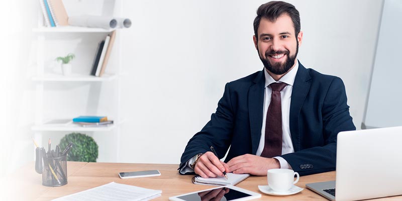 Un joven empresario consultando el recaudo de su dinero