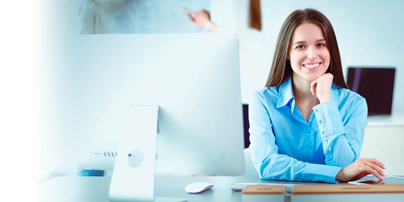 Una joven ejecutiva financiera sonriendo