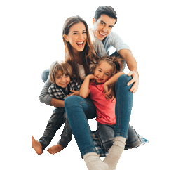 Pareja de mediana edad con sus dos hijos sonriendo