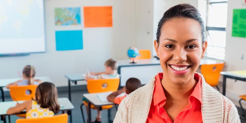 Profesora feliz en su salón de clases