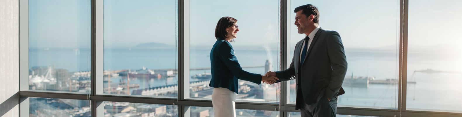 Dos empresarios estrechando las manos