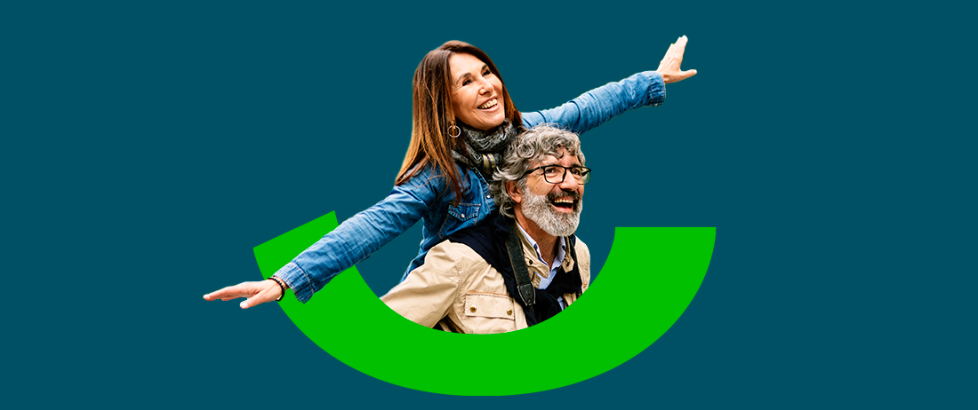 Pareja viendo en el celular los beneficios de las Cuentas de Ahorros del Popular